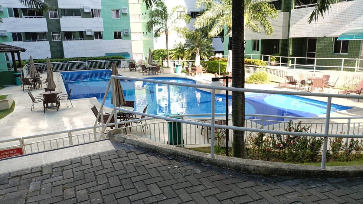 Área de lazer com piscina em condomínio